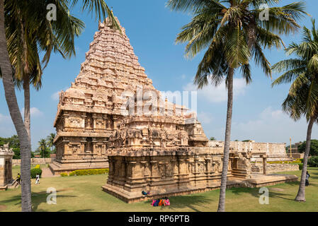 Il tempio di Brihadisvara a Gangaikonda Cholapuram con i turisti in visita in una giornata di sole con cielo blu. Foto Stock