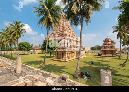 Il tempio di Brihadisvara a Gangaikonda Cholapuram con i turisti in visita in una giornata di sole con cielo blu. Foto Stock