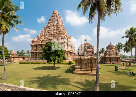 Il tempio di Brihadisvara a Gangaikonda Cholapuram con i turisti in visita in una giornata di sole con cielo blu. Foto Stock