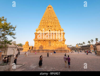 Ampio angolo di visione del tempio Brihadishvara a Thanjavur al tramonto con i turisti e la gente del luogo la visita a piedi con un cielo blu. Foto Stock