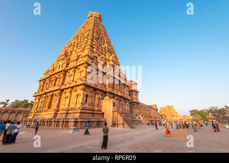 Ampio angolo di visione del tempio Brihadishvara a Thanjavur al tramonto con i turisti e la gente del luogo la visita a piedi con un cielo blu. Foto Stock