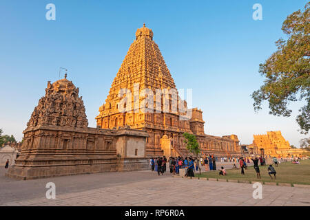 Ampio angolo di visione del tempio Brihadishvara a Thanjavur al tramonto con i turisti e la gente del luogo la visita a piedi con un cielo blu. Foto Stock