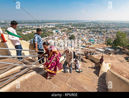 Un paesaggio urbano vista presa dal Rock Fort Temple di Tiruchirappalli o Trichy mostrando persone salire le scale del tempio. Foto Stock