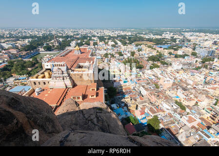 Un paesaggio urbano vista su Tiruchirappalli o Trichy in India presi dalla roccia Fort tempio in una giornata di sole con cielo blu. Foto Stock