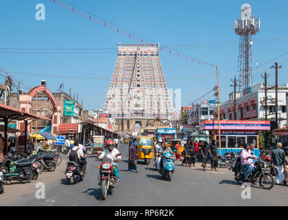 Una strada trafficata scena che conduce a uno all'ingresso principale del Sri Ranganatha Swamy tempio di Srirangam in una giornata di sole con cielo blu. Foto Stock