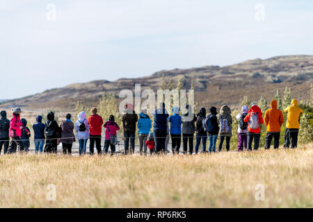 Haukadalur Valley, Islanda - 19 Settembre 2018: Geyser paesaggio con indietro di molti turisti in attesa in sud paese islandese da Strokkur Gey Foto Stock