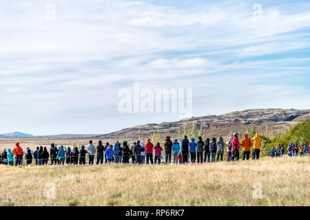Haukadalur Valley, Islanda - 19 Settembre 2018: Geyser paesaggio con retro di molte persone della folla di turisti in attesa in islandese da Strokkur Geysir Hot Foto Stock