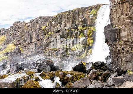 Thingvellir Parco nazionale Cascate Oxararfoss paesaggio roccioso sul Golden Circle in Islanda con acqua che scorre sulle rocce del fiume dal cliff Foto Stock