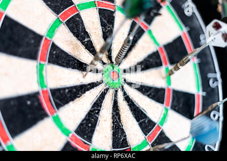 Primo piano della dart bulls eye con frecce e pattern colorati in rosso il colore verde isolato sport gioco e nessuno Foto Stock