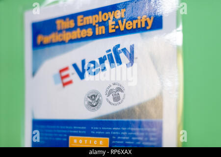 Fairfax, Stati Uniti d'America - 29 Settembre 2018: Lavoro Everify datore di lavoro regolamenti sign on board post poster informazioni in Virginia office Foto Stock