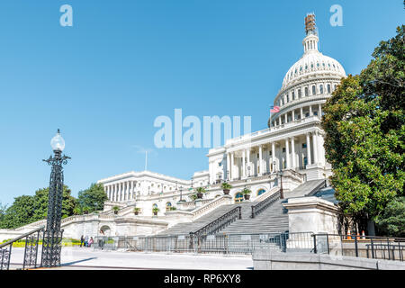 Washington DC, Stati Uniti d'America - 12 Ottobre 2018: Congresso costruzione a cupola esterno con gradini scale vista sulla capitale Capitol Hill con blue sky colonne pilastro Foto Stock