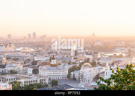 Kiev, Ucraina - 11 agosto 2018: vista del paesaggio urbano skyline con edifici della città di Kiev nel corso estivo soleggiato giorno mattina all'alba o al tramonto di sera con Foto Stock