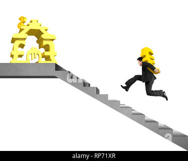 Uomo che corre su calcestruzzo scale portare oro Euro per denaro casa di impilamento isolato in uno sfondo bianco Foto Stock