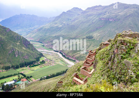 Vista dalla cima della montagna di Pisac in Cusco, potete anche vedere il fiume Vilcanota in background. Foto Stock