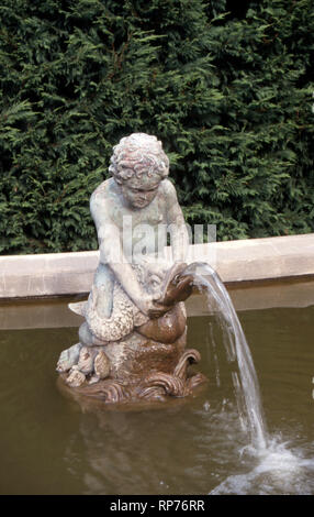 Ornato giardino fontana del giovane ragazzo seduto su un grande pesce, Blue Mountains, Nuovo Galles del Sud, Australia. Foto Stock