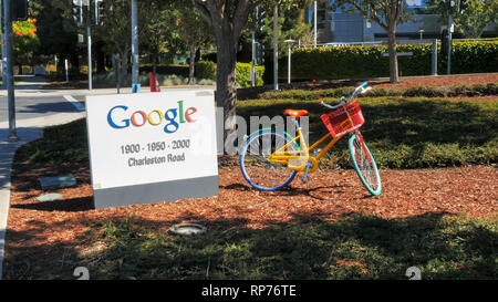 MOUNTAIN VIEW, CA, Stati Uniti d'America - 28 agosto 2015: close up di un segno di google e la bicicletta al di fuori di google headquarters building. Foto Stock