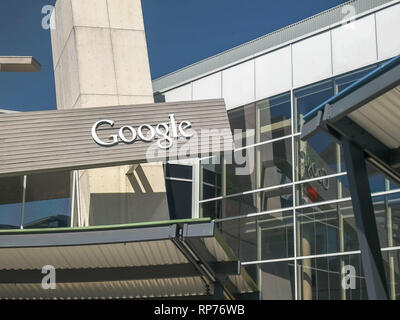 MOUNTAIN VIEW, CA, Stati Uniti d'America - 28 agosto 2015: Immagine ravvicinata di un google headquarters building in vista montagna Foto Stock