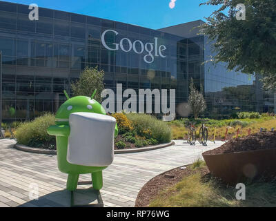 MOUNTAIN VIEW, CA, Stati Uniti d'America - 28 agosto 2015: Immagine ravvicinata di una figura di Android di Google headquarters building Foto Stock