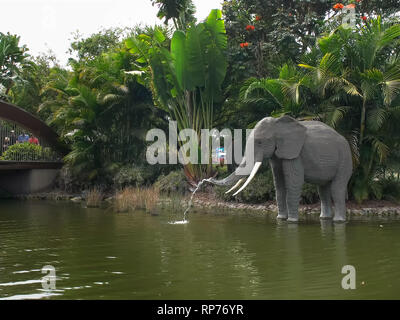 CARLSBAD, CALIFORNIA, STATI UNITI D'America - 24 agosto 2015: modello di Lego un elefante a Legoland California Foto Stock