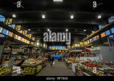 MONTREAL, Canada - 6 Novembre 2018: vicolo principale delle Marche Jean Talon mercato mercanti con la vendita di frutta e verdura e negozi di generi alimentari. Si tratta di un punto di riferimento Foto Stock