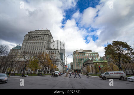 MONTREAL, Canada - 7 Novembre 2018: antica pietra grattacieli e alto ufficio torri a Montreal il luogo Victoria Square con la regina Elisabetta H Foto Stock