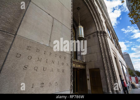 MONTREAL, Canada - 7 Novembre 2018: ingresso dell'edificio Dominion edificio quadrato su Sainte Catherine Street. Si tratta di un monumento, un grattacielo di b Foto Stock