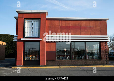 Il contorno di un segno del logo al di fuori di un abbandonato Kentucky Fried Chicken (KFC) fast food ristorante posizione di Fredericksburg, Virginia a febbraio Foto Stock