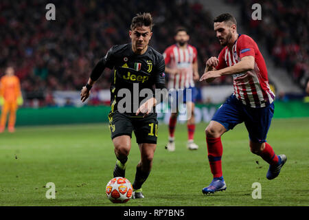 Atlético de Madrid Resurreccion Koke e Juventus' Paulo Dybala visto in azione durante la UEFA Champions League, Round di 16, 1° gamba tra Atlético de Madrid e la Juventus a Wanda Metropolitano Stadium di Madrid, Spagna. Foto Stock