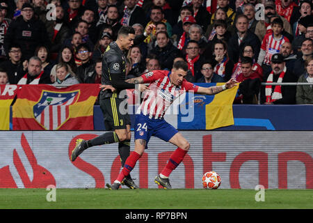 Atlético de Madrid di Jose Maria Gimenez e Juventus' Cristiano Ronaldo visto in azione durante la UEFA Champions League, Round di 16, 1° gamba tra Atlético de Madrid e la Juventus a Wanda Metropolitano Stadium di Madrid, Spagna. Foto Stock