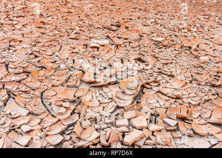 Grandi lastre di sole-essiccati lettiera di argilla del pavimento del cratere Ubehebe nel Parco Nazionale della Valle della Morte Foto Stock