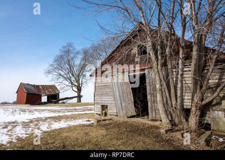 Azienda abbandonata edifici su un freddo inverni nevosi giorno. Rural Illinois. Foto Stock