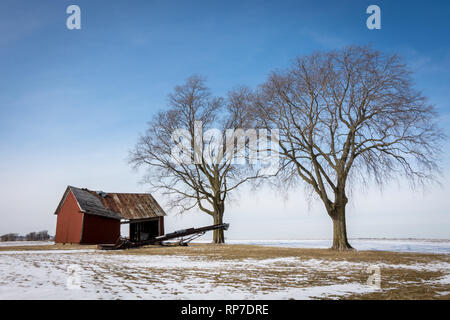 Azienda abbandonata edifici su un freddo inverni nevosi giorno. Rural Illinois. Foto Stock