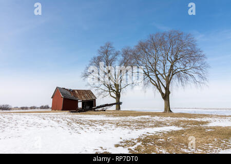 Azienda abbandonata edifici su un freddo inverni nevosi giorno. Rural Illinois. Foto Stock