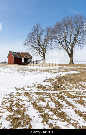 Azienda abbandonata edifici su un freddo inverni nevosi giorno. Rural Illinois. Foto Stock