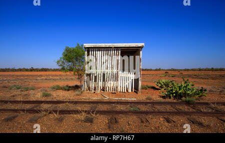 Vecchio abbandonato Outback australiano di raccordo ferroviario tra Charleville e Cunemulla in Western Queensland. Foto Stock