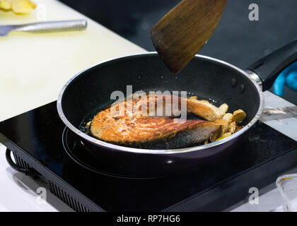Cottura bistecca di salmone salmone, friggere in padella Foto Stock