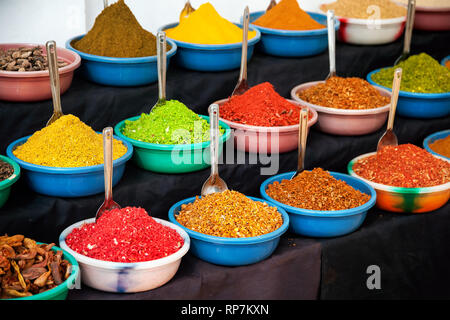 Indiano spezie colorate a Anjuna mercato delle pulci a Goa, India Foto Stock