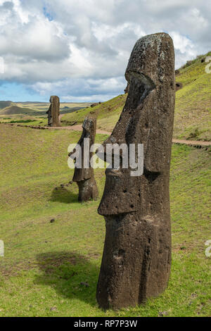 Moais a Rano Raraku, Isola di Pasqua, Cile Foto Stock