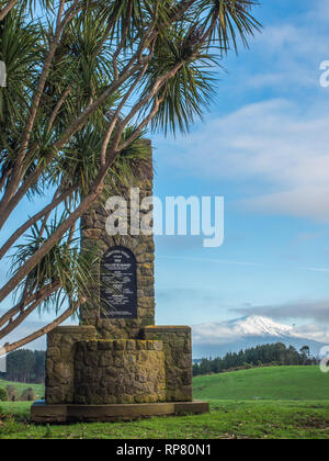 Nuova Zelanda guerre Memorial Cairn, Turuturu Mokai Redoubt, Sud Taranaki, Nuova Zelanda Foto Stock