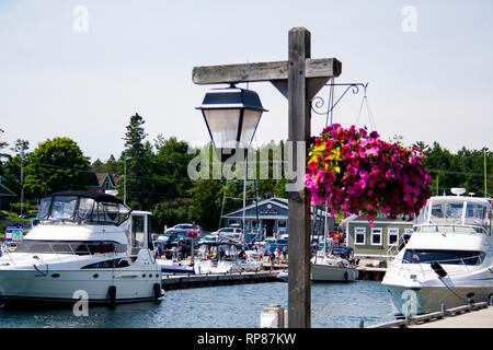 Barche in un marina, Tobermory, Canada Foto Stock