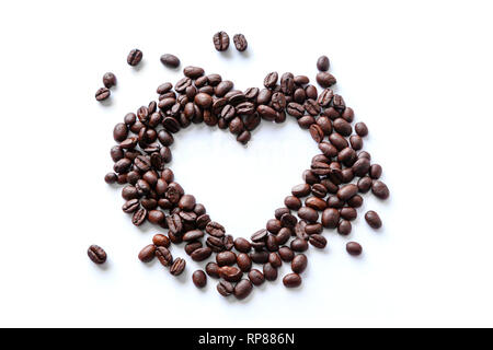 Amore per il caffè espresso in schizzi di caffè in grani a forma di cuore isolato su sfondo bianco Foto Stock