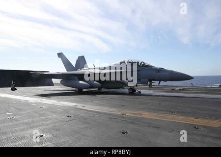 190217-N-UX312-0066 OCEANO ATLANTICO (feb. 17, 2019) Un F/A-18F Super Hornet da "Jolly" Rogers di Strike Fighter Squadron (VFA) 103 lancia dal ponte di volo dell'Nimitz-class portaerei USS Abraham Lincoln (CVN 72). Abraham Lincoln è in corso composito conduttore unità di addestramento esercizio (COMPTUEX) con supporto Strike gruppo (CSG) 12. I componenti del CSG 12 incarnano un team-di-squadre concetto, che unisce la superficie avanzata, aria e sistemi attivi per creare e sostenere la capacità operativa. Questo consente loro di preparare e condurre operazioni globali, sono efficaci e durevoli com Foto Stock