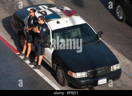 Hollywood e Los Angeles, California, Stati Uniti d'America - 14 Giugno 2014: noi funzionario di polizia in servizio presso l'auto della polizia. Foto Stock
