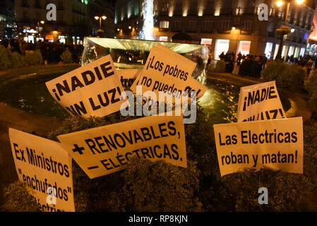Madrid, Spagna. Xx Febbraio 2019. I cartelli sono visti durante una manifestazione di protesta contro la povertà energetica in Madrid. Credito: Jorge Sanz/Pacific Press/Alamy Live News Foto Stock