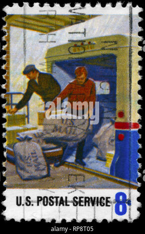 Stati Uniti - circa 1973: un timbro Stampato negli USA mostra la posta di carico sul carrello di servizio postale dipendenti' problema, circa 1973 Foto Stock
