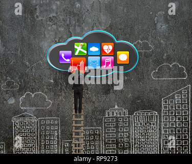 Imprenditore di arrampicata ottenere app icona dalla nuvola nera con sky edifici scarabocchi sfondo a parete Foto Stock