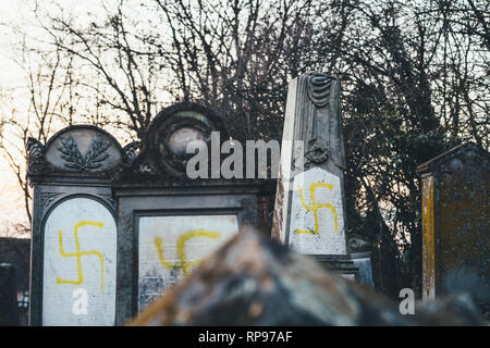 Soggetto ad atti vandalici tombe con svastiche simboli nazisti in giallo spray-dipinte sulle tombe danneggiato - Cimitero Ebraico in Quatzenheim vicino a Strasbourg Foto Stock