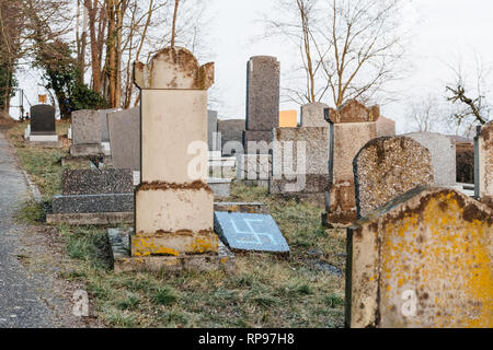 Soggetto ad atti vandalici tomba nel cimitero con simboli nazisti in blu spray-dipinte sulle tombe danneggiato - Cimitero Ebraico in Quatzenheim vicino a Strasbourg Foto Stock