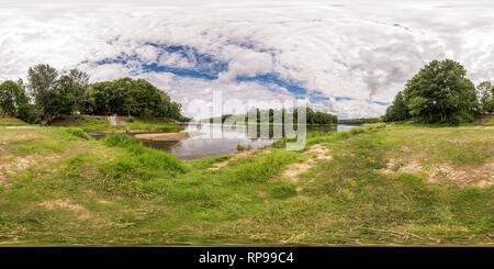 Visualizzazione panoramica a 360 gradi di Full seamless panorama sferica 360 da 180 gradi angolo di vista sulla riva del fiume di larghezza nel giorno di estate in proiezione equirettangolare, pronto per VR v