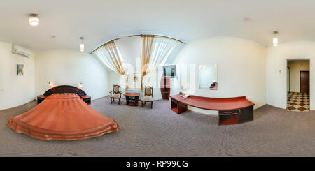 Visualizzazione panoramica a 360 gradi di MINSK, Bielorussia - marzo, 2013: Full sferica a 360 gradi angolo panorama senza giunture in interno camera da letto in appartamento moderno appartamenti in equirettangolare equi